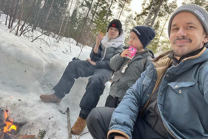 Kaikkein parhaat jutut lapsille ovat yksinkertaiset ja ihan tavalliset elämykset. Eemi ja Aabel isän kanssa makkaranpaistossa kodin lähimetsässä.